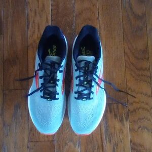 NWOT brooks launch # 9 trainers.